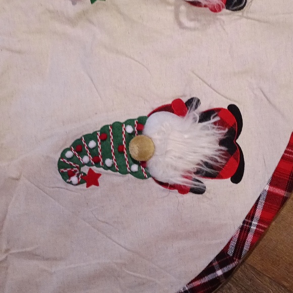 Gnome Christmas tree skirt with plaid new 🎄 - Picture 2 of 8
